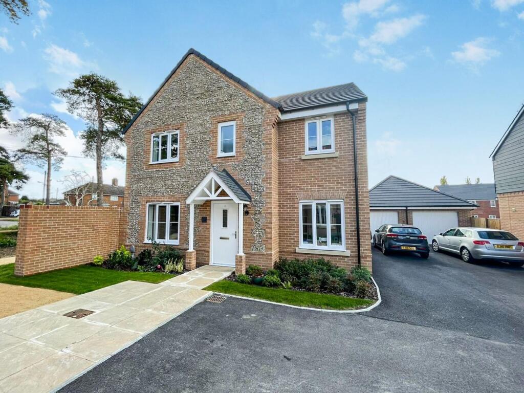 5 bedroom detached house