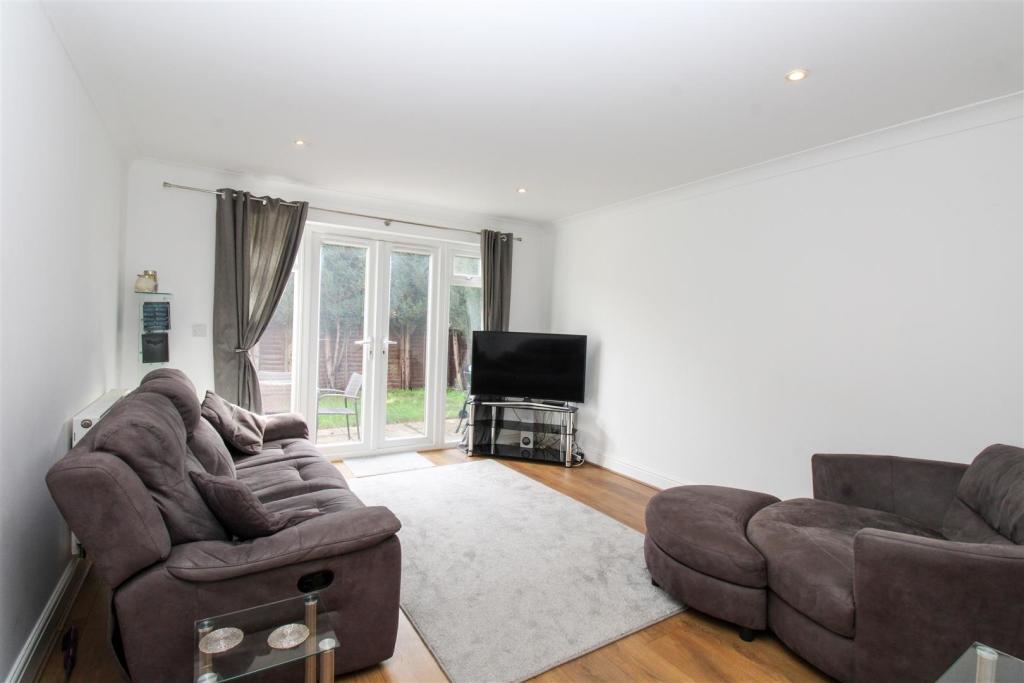 3 bedroom semidetached house for sale in Weybourne Road, Farnham, GU9