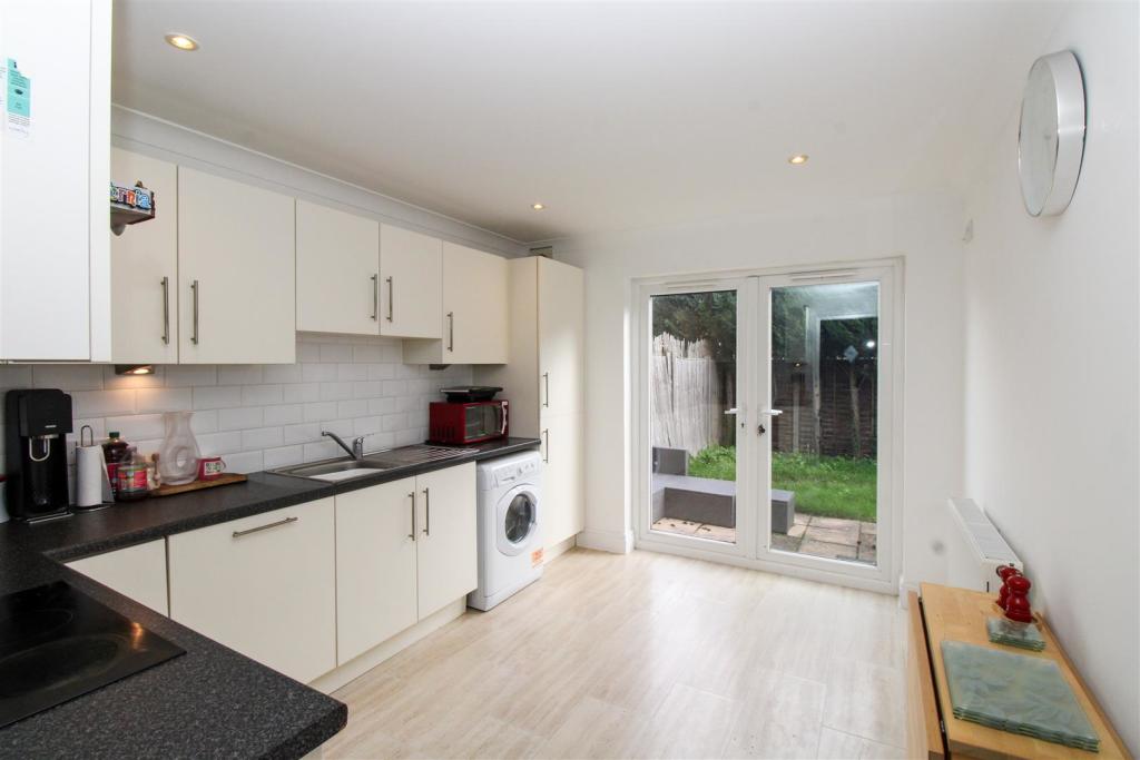 3 bedroom semidetached house for sale in Weybourne Road, Farnham, GU9