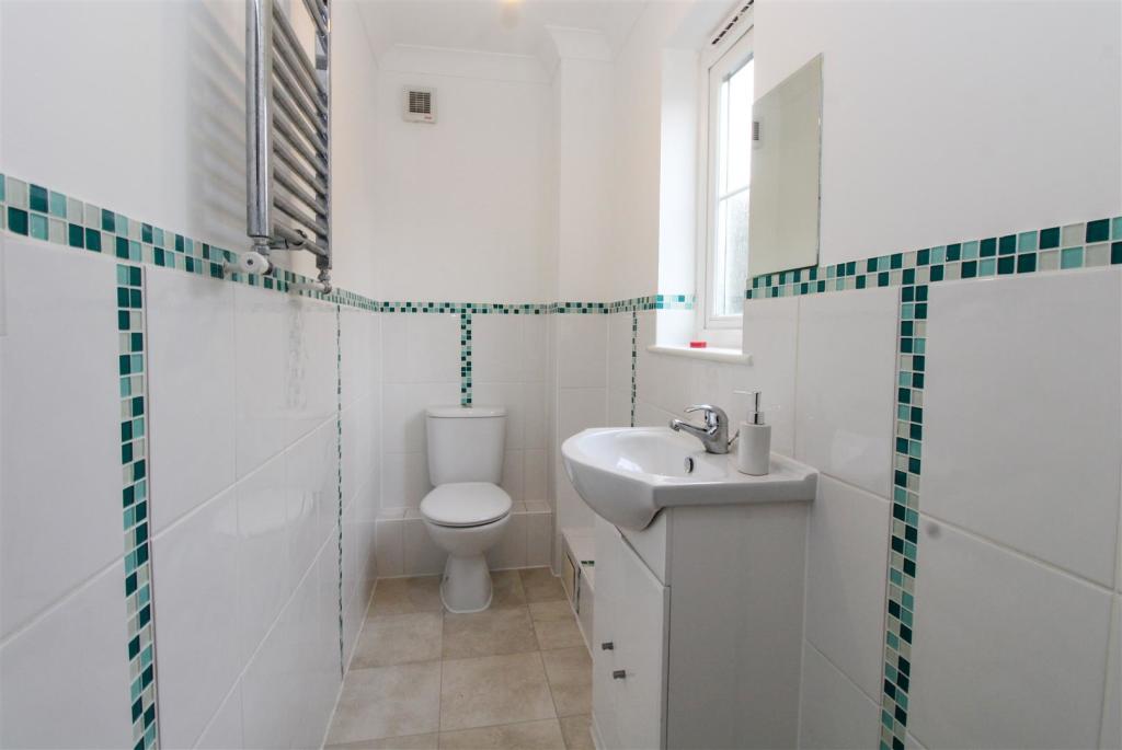 3 bedroom semidetached house for sale in Weybourne Road, Farnham, GU9