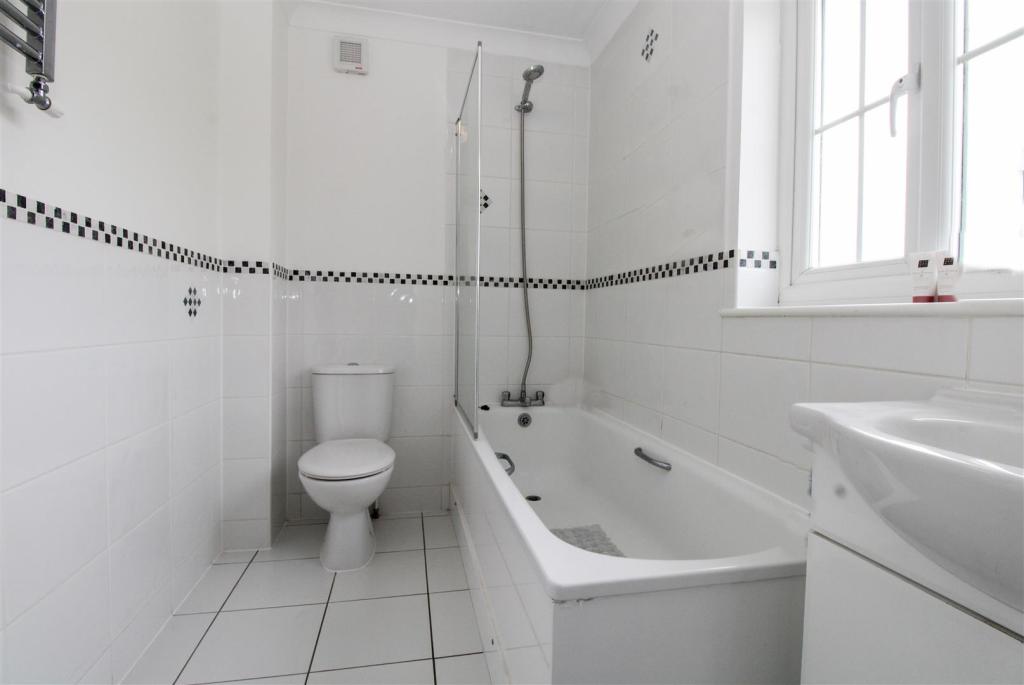 3 bedroom semidetached house for sale in Weybourne Road, Farnham, GU9