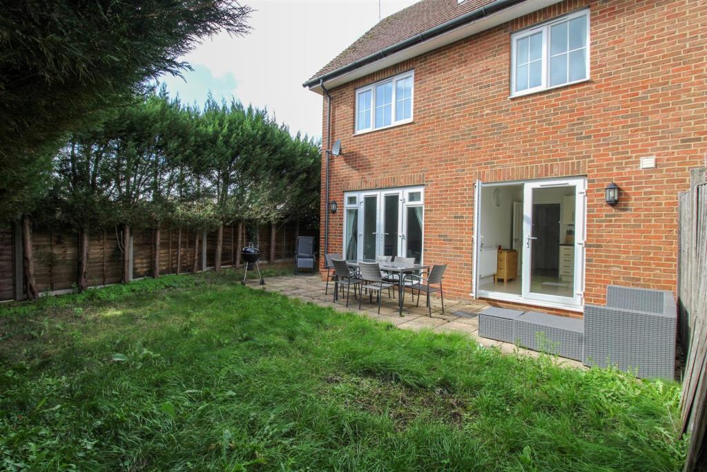 3 bedroom semidetached house for sale in Weybourne Road, Farnham, GU9