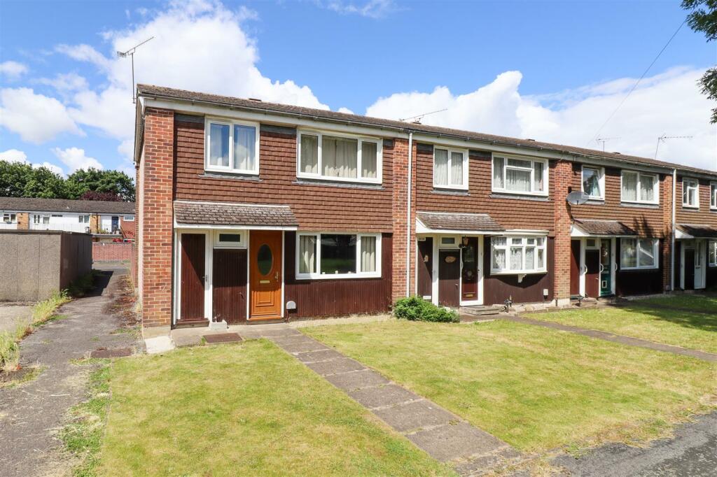 3 bedroom end of terrace house for sale in Shortdale Road, Aldershot, GU11