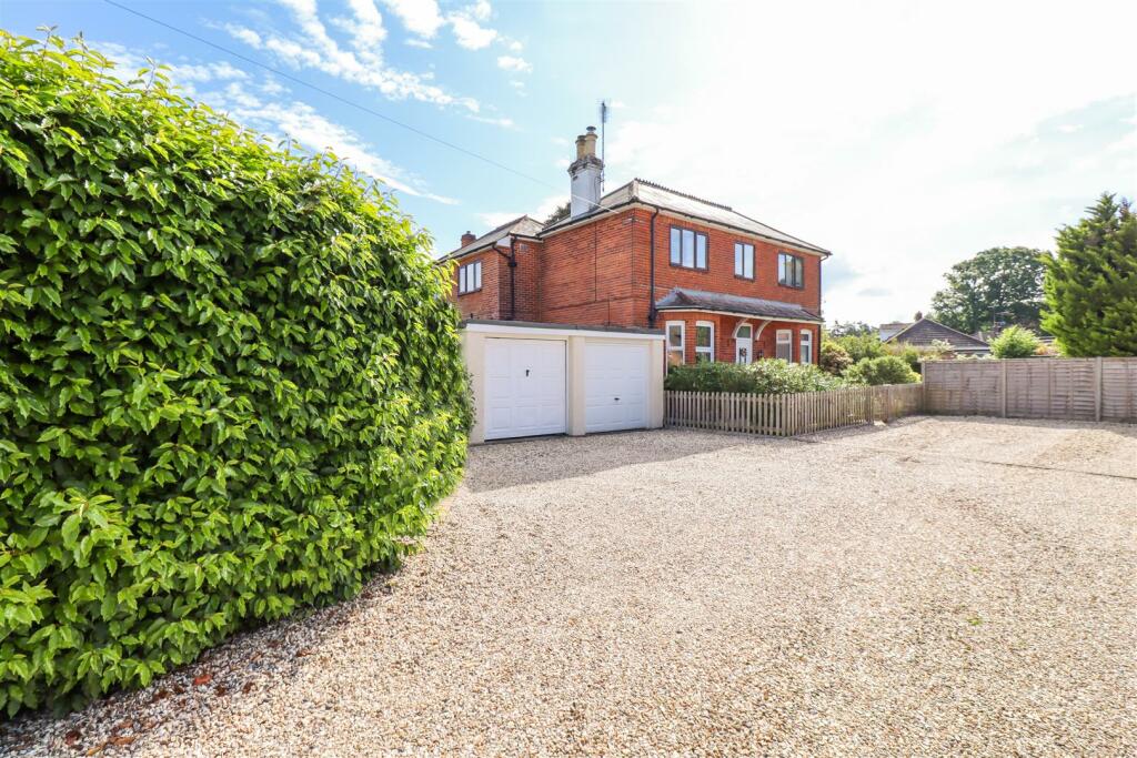2 bedroom for sale in Pondtail Road, Fleet, GU51