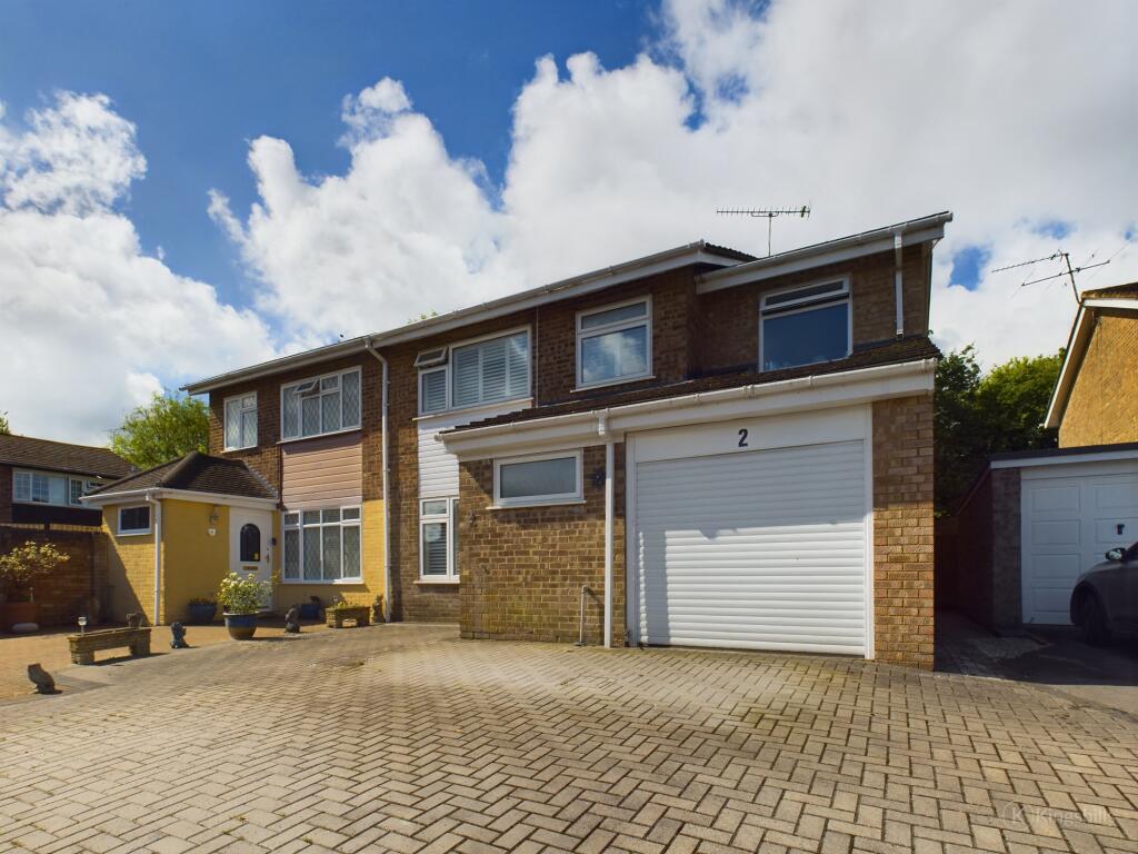 4 bedroom semidetached house for sale in Ilex Close, Hazlemere, HP15