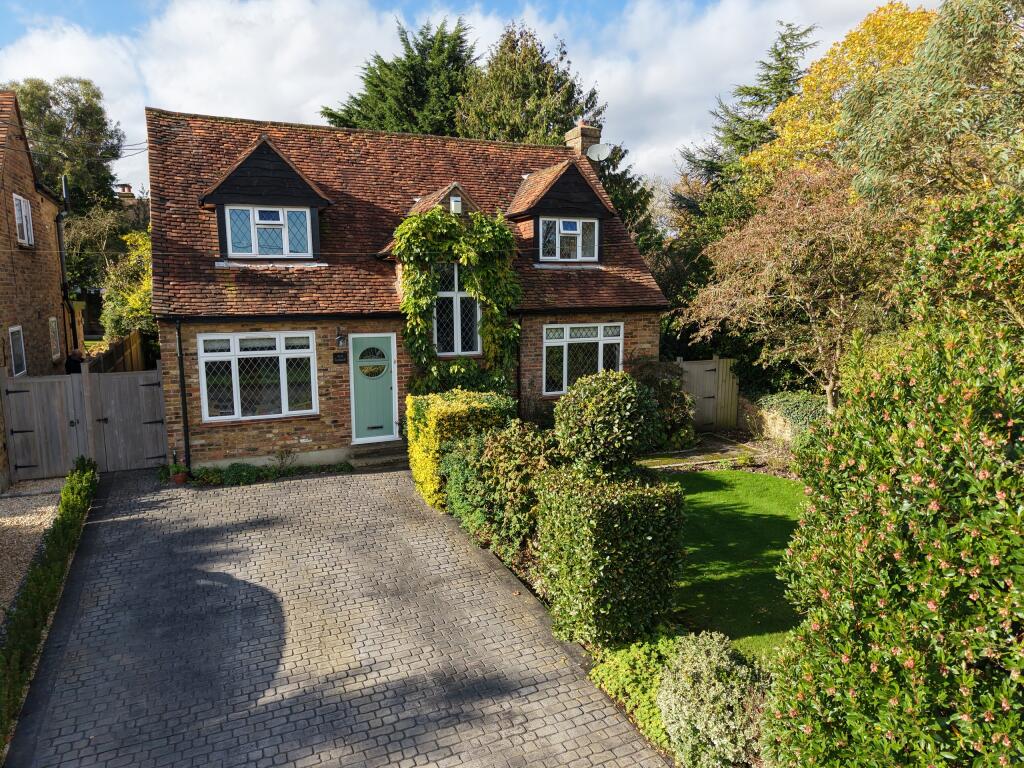 4 bedroom detached house for sale in Village Road, Coleshill, Amersham, HP7