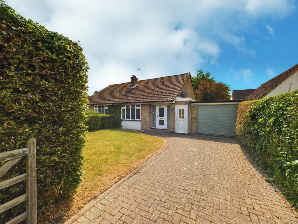 2 bedroom semidetached bungalow for sale in Chapel Hill, Speen, HP27