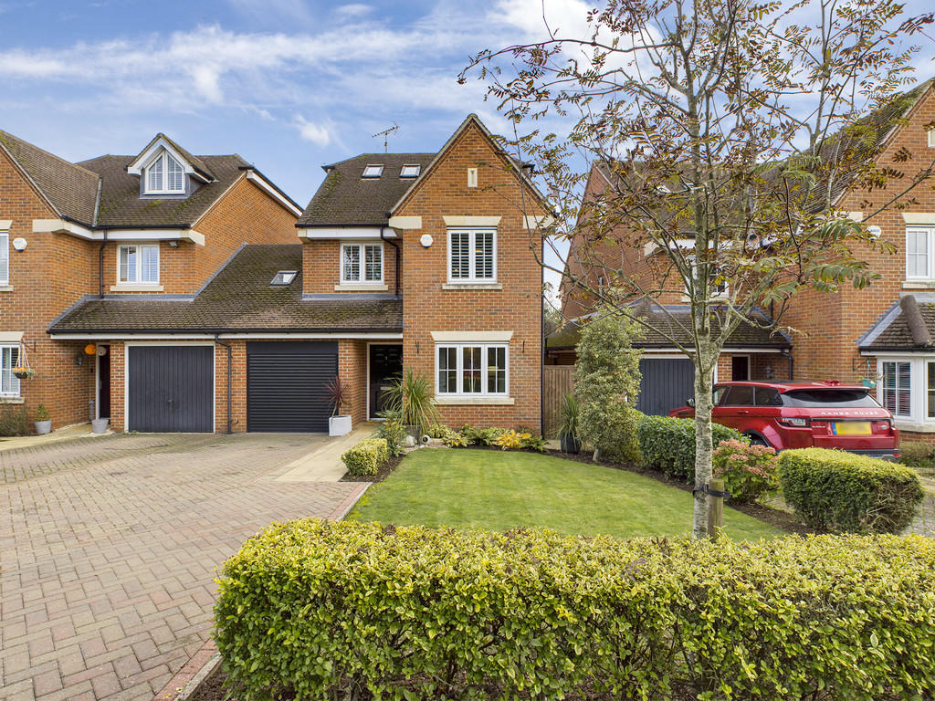 4 bedroom detached house for sale in Holmer Green, High HP15