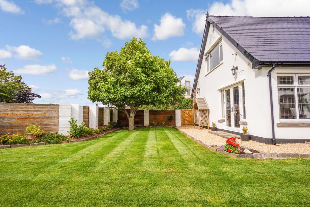 5 bedroom detached house for sale in Ty Gwyn, HeolyGraig, Porthcawl