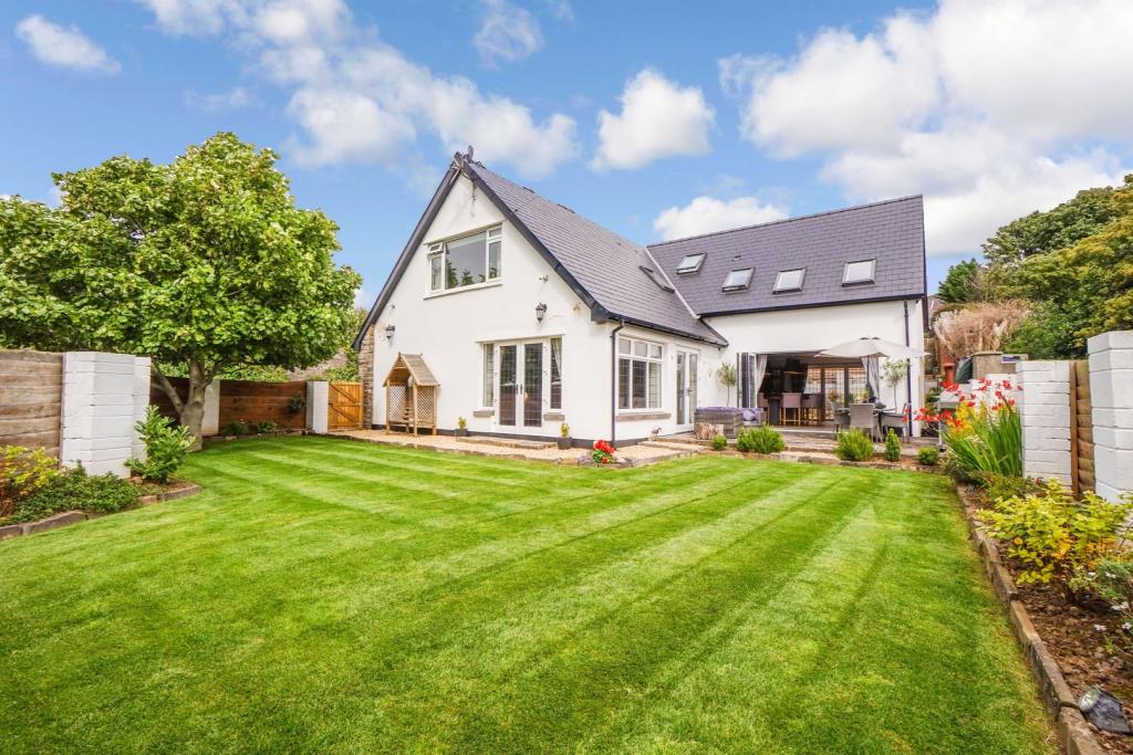 5 bedroom detached house for sale in Ty Gwyn, HeolyGraig, Porthcawl