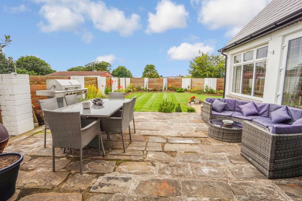 5 bedroom detached house for sale in Ty Gwyn, HeolyGraig, Porthcawl