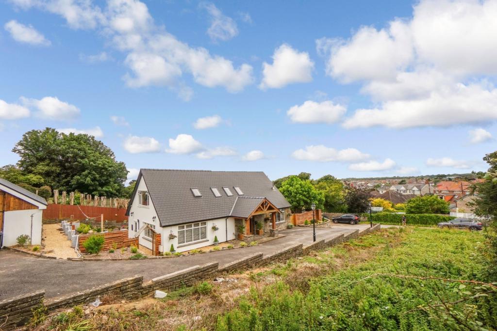 5 bedroom detached house for sale in Ty Gwyn, HeolyGraig, Porthcawl