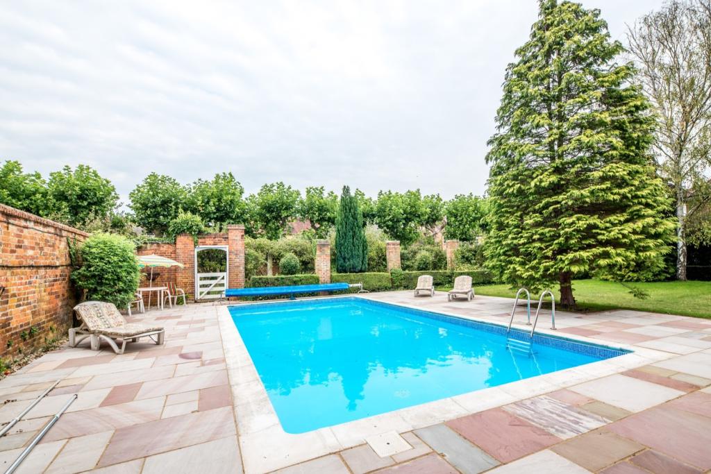 5 bedroom detached house for sale in Bromham Road, Bedford, MK40