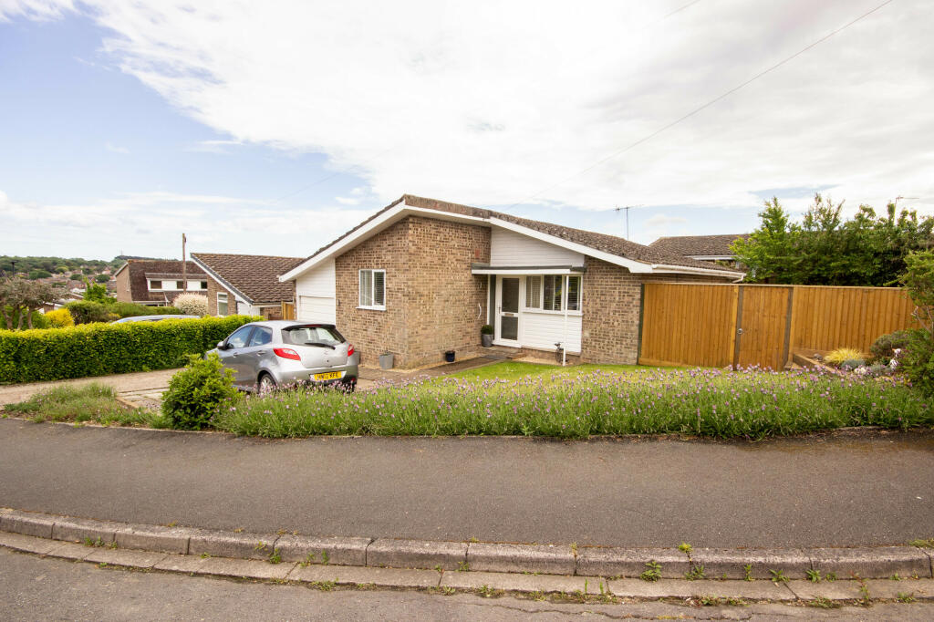 3 bedroom bungalow for sale in Wootton Bridge, Isle of Wight, PO33