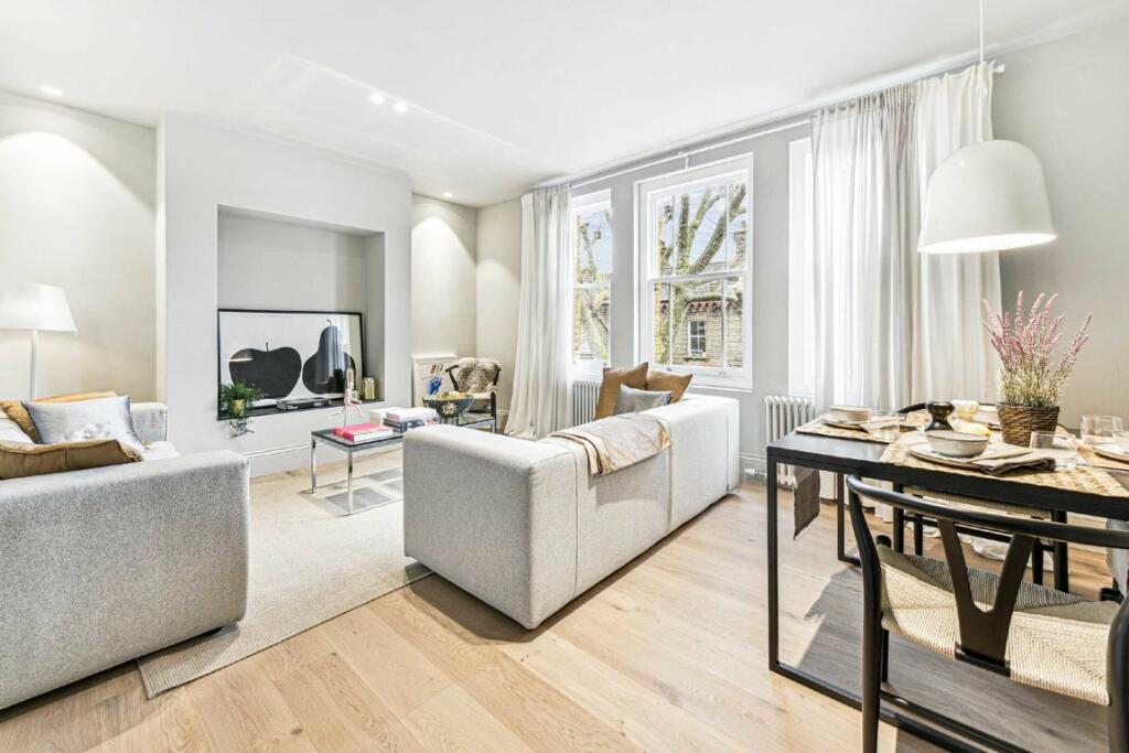 3 bedroom flat for sale in Grayshott Road, Battersea, SW11