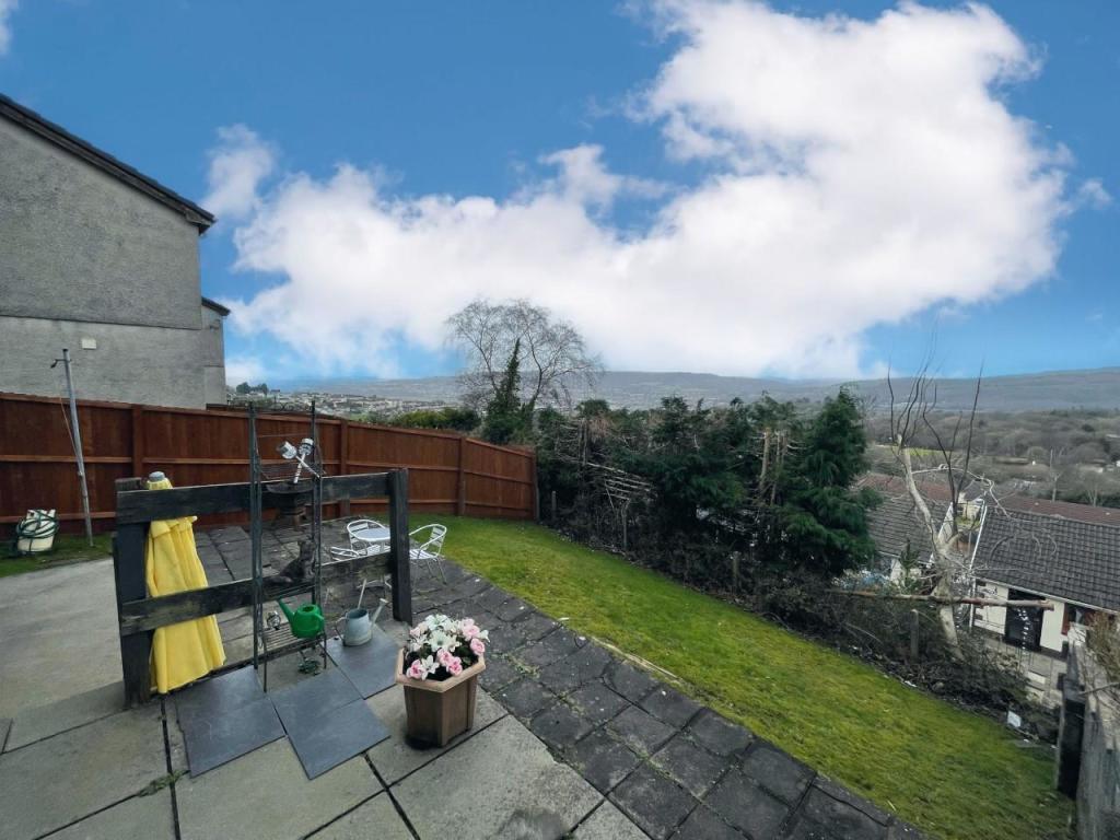 4 bedroom semidetached house for sale in Wren Avenue, Neath, SA11