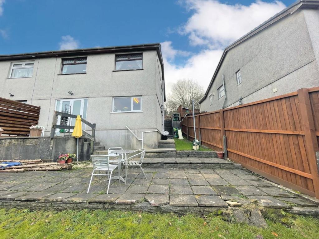 4 bedroom semidetached house for sale in Wren Avenue, Neath, SA11