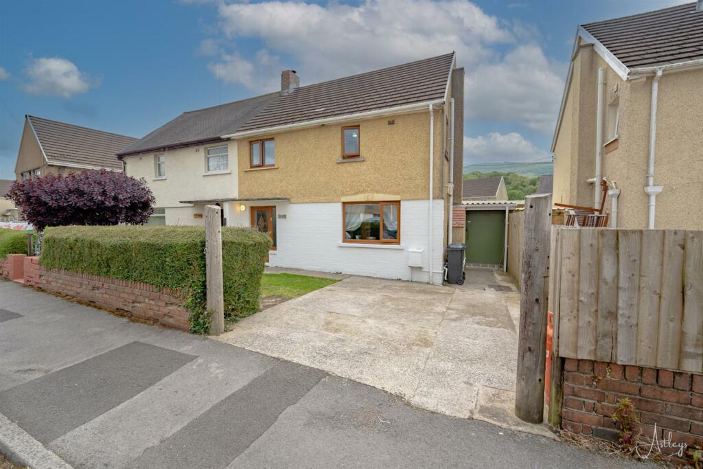3 bedroom semidetached house for sale in Ynys Cadwyn, Glynneath, Neath