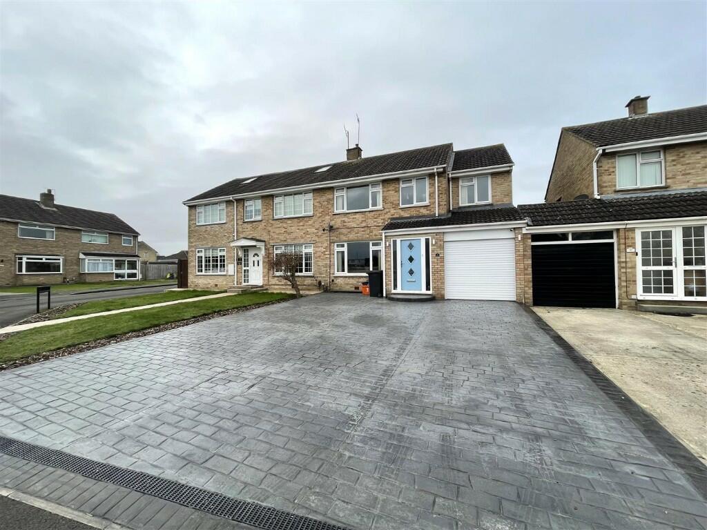 4 bedroom semidetached house for sale in Orwell Close, Swindon