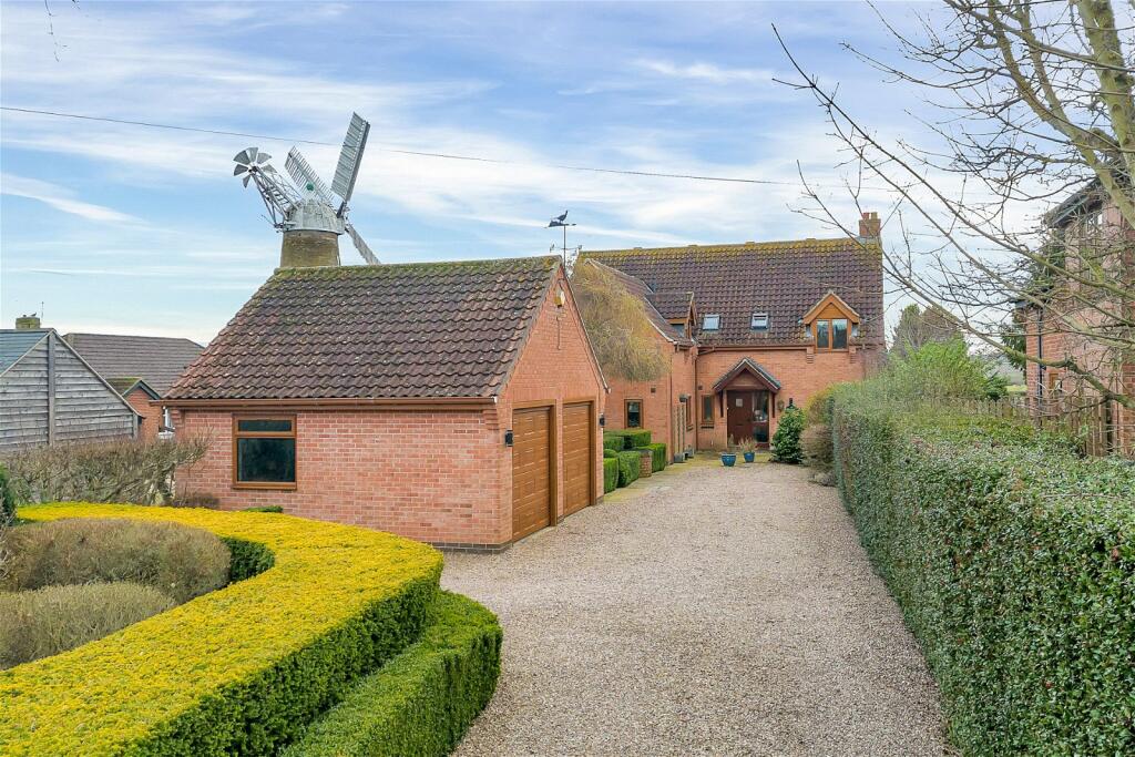 4 bedroom detached house for sale in Melton Road, Whissendine, Oakham