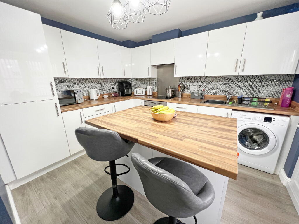 Main image of property: Mallard Close, Leicester, LE2 8DY