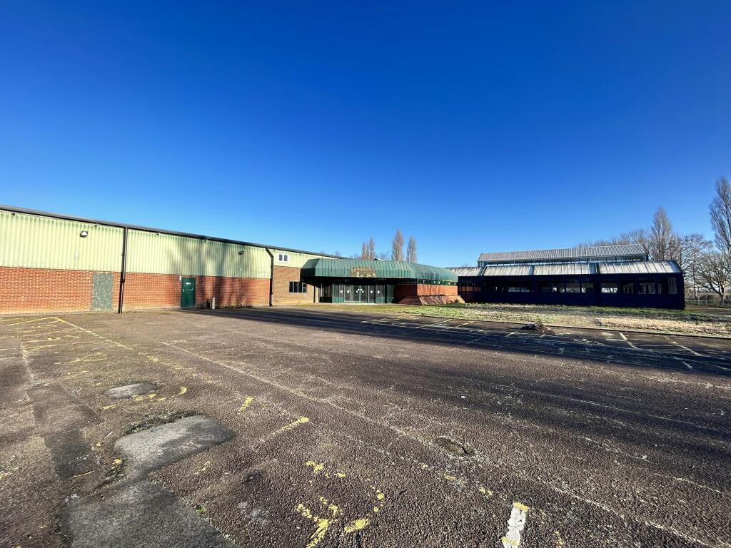 Parking and entrance 2 5083.jpg