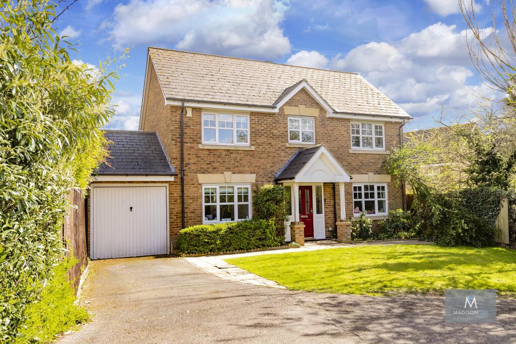 4 bedroom detached house for sale in Stalham Way, Ilford, Greater