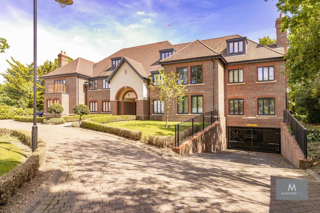 2 bedroom apartment for sale in High Road, Chigwell, Essex, IG7