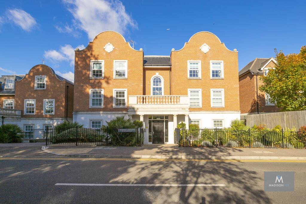 4 bedroom apartment for sale in Manor Road, Chigwell, Essex, IG7