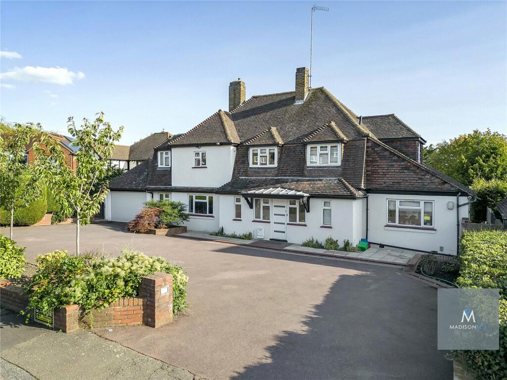 5 bedroom detached house for rent in Parkland Close, Chigwell, Essex, IG7