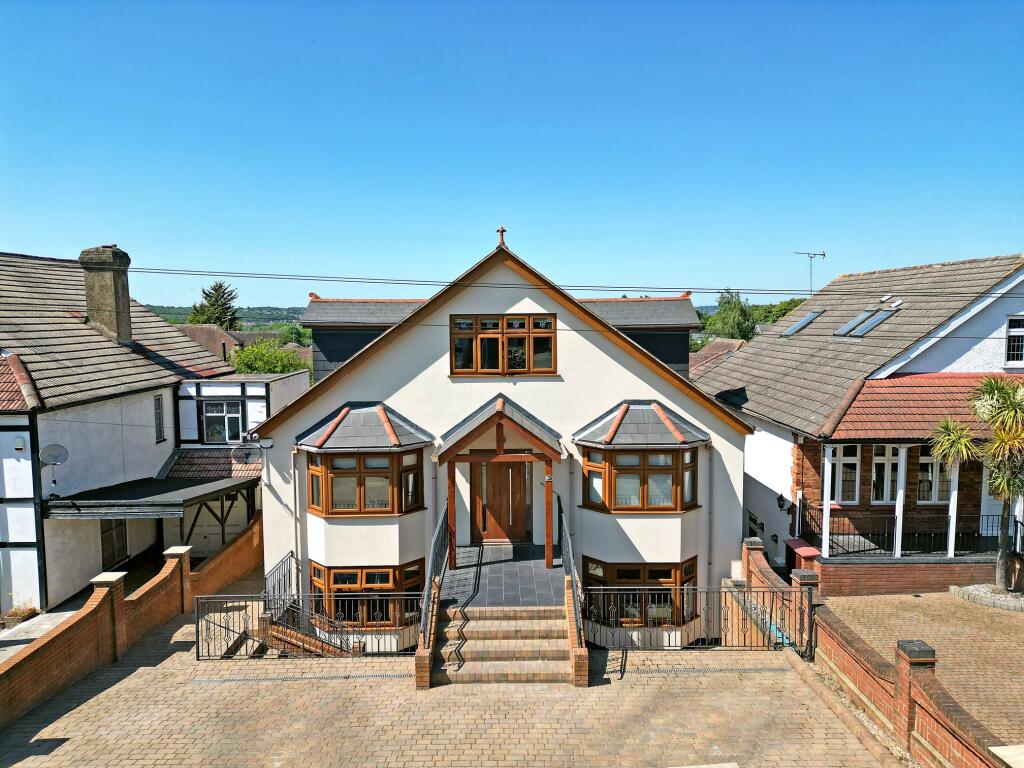 7 bedroom detached house for sale in Manor Road, Chigwell, Essex, IG7