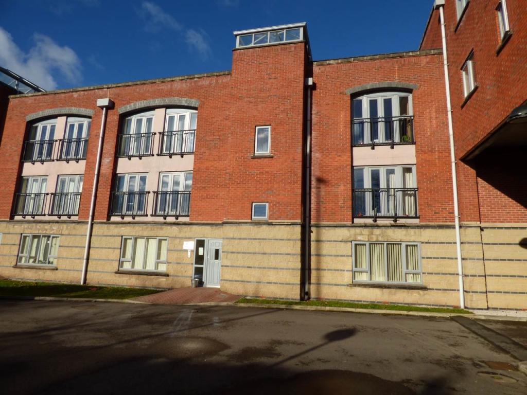 2 bedroom flat for sale in Cantilever Gardens, Station Road, Latchford, WA4