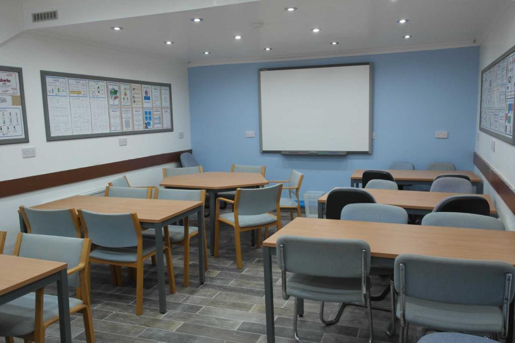 Commercial property for rent in High Road, Leyton, E15