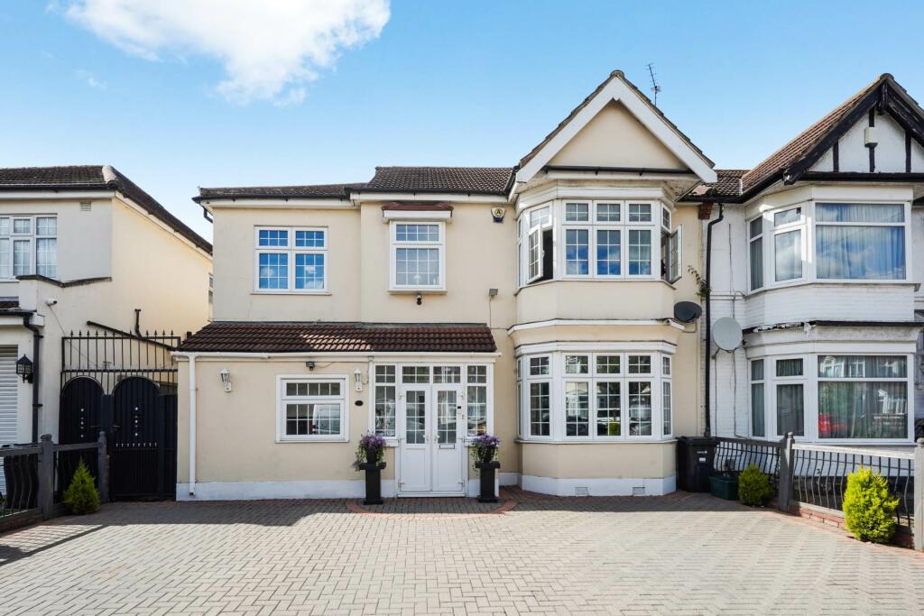 5 bedroom terraced house for sale in Wanstead Lane, Ilford, IG1