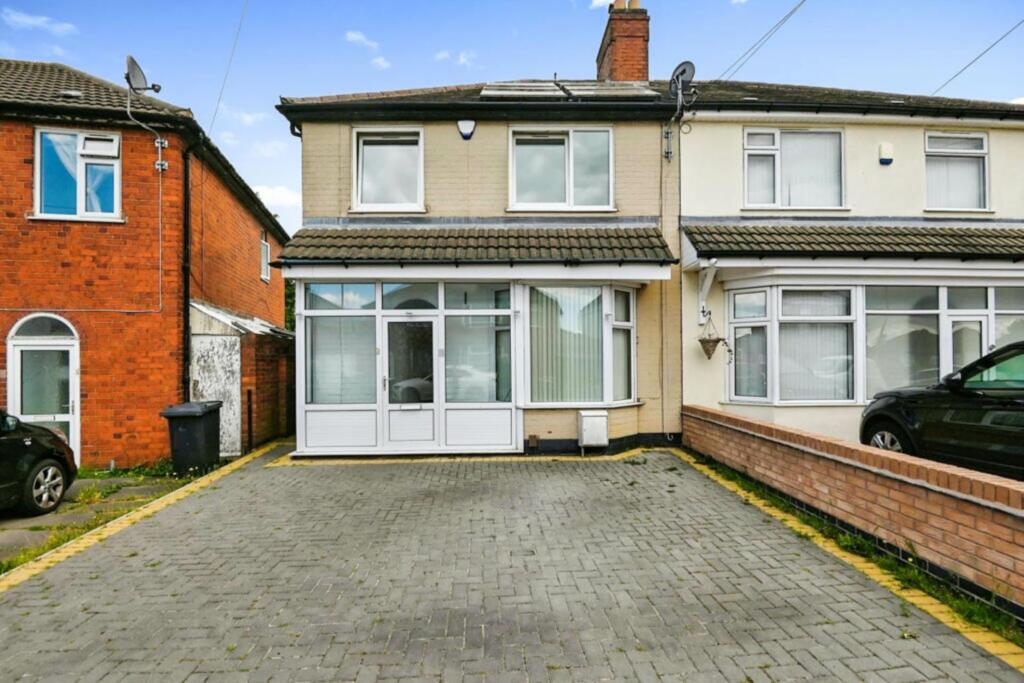 3 bedroom terraced house for sale in The Circle, Leicester, LE5 5GD, LE5