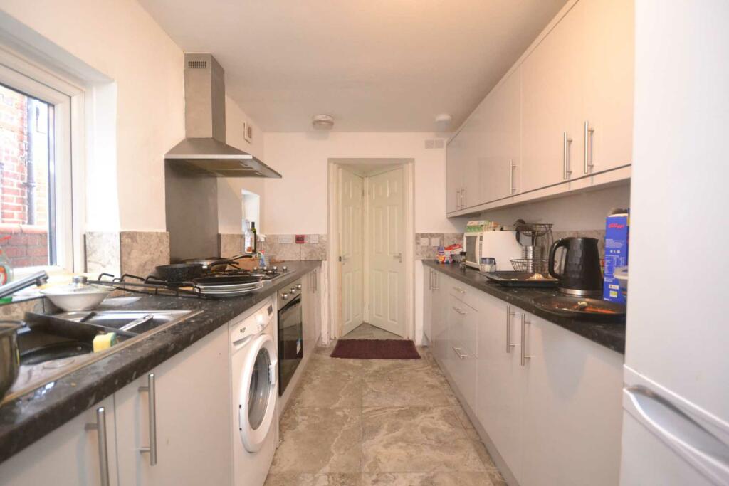 6 bedroom terraced house for rent in Brighton Road, University Area, RG6
