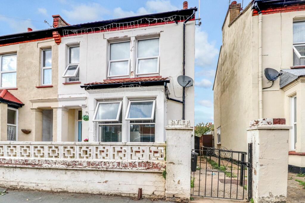 3 bedroom semidetached house for sale in Guildford Road, Southendon