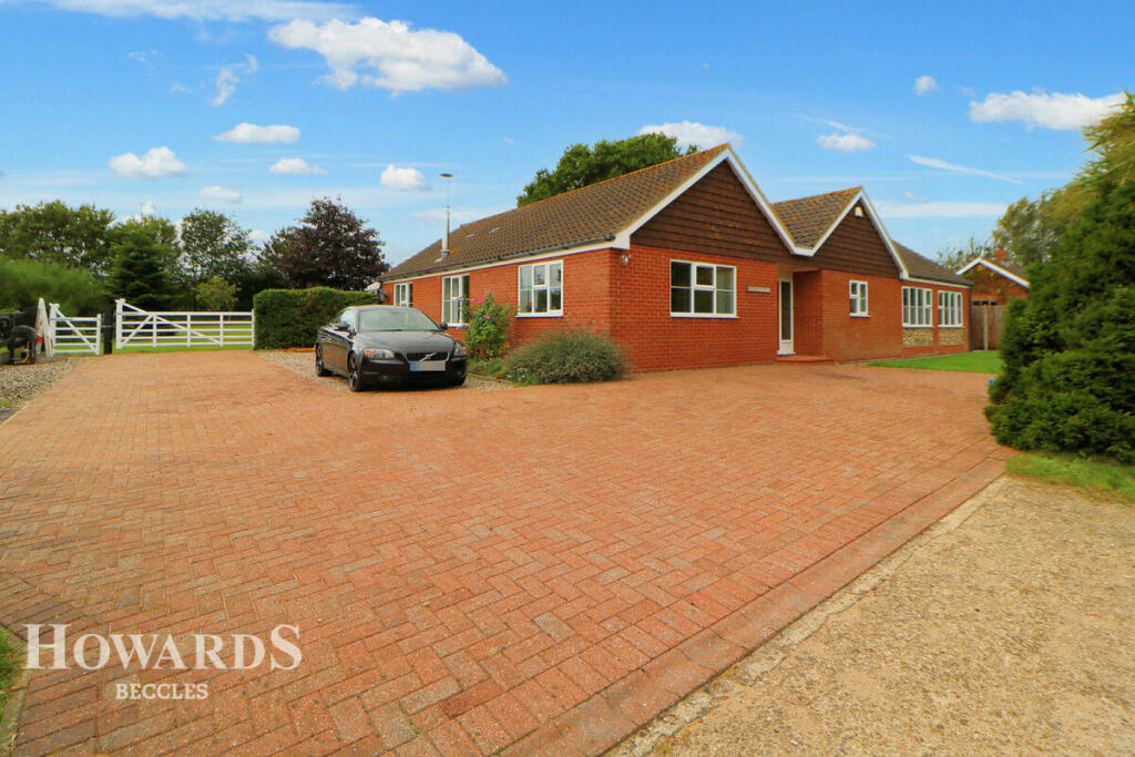 3 bedroom detached bungalow for sale in Hulver Street, Beccles, NR34