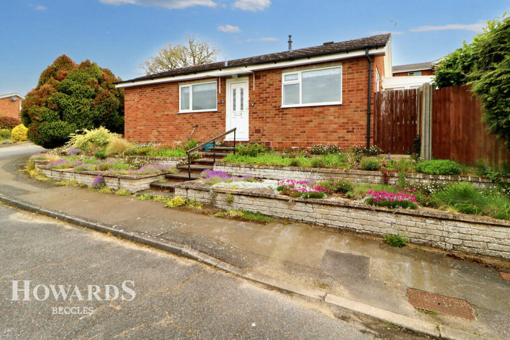 2 bedroom detached bungalow for sale in Rose Hall Gardens, Bungay, NR35