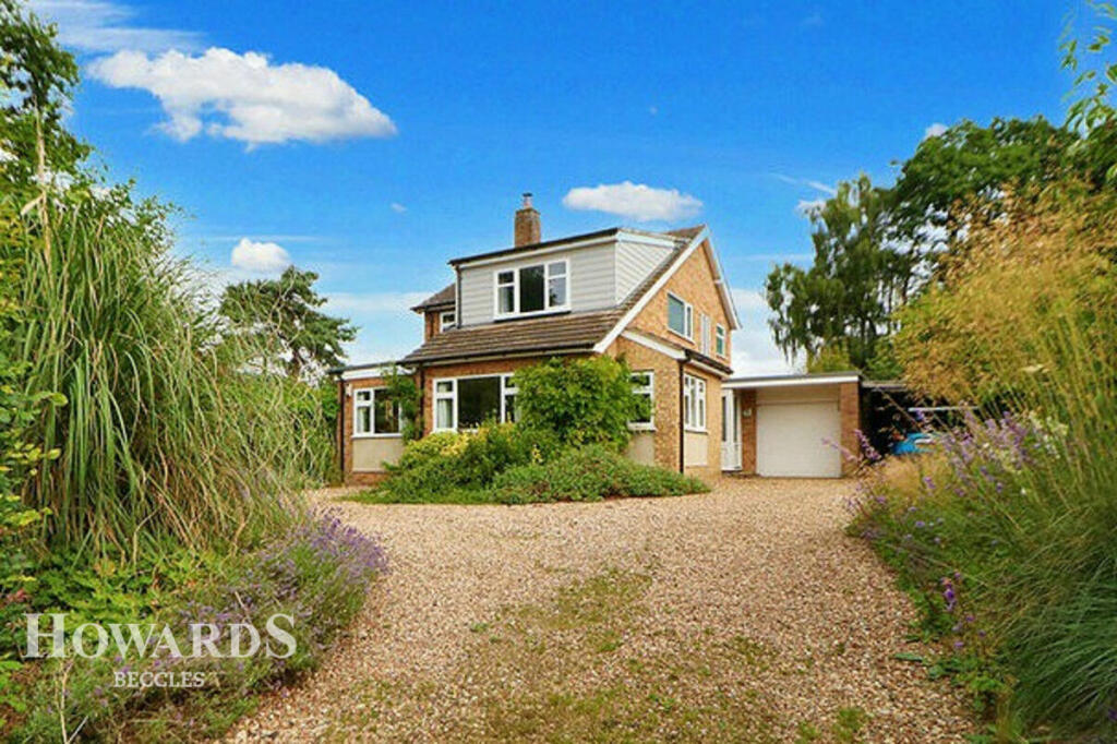 3 bedroom detached house for sale in The Street, Geldeston, NR34