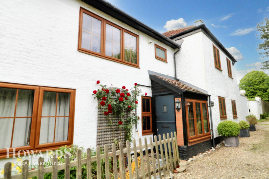 5 bedroom cottage for sale in Front Road, CaisteronSea, NR30