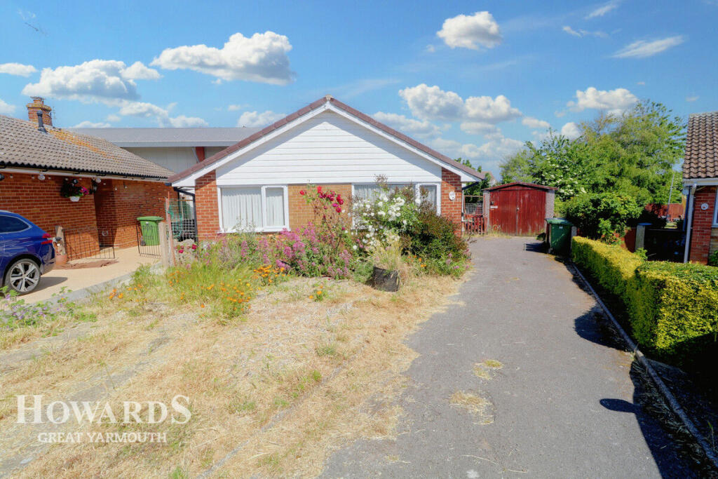 3 bedroom detached bungalow for sale in Seafield Road North, Caisteron