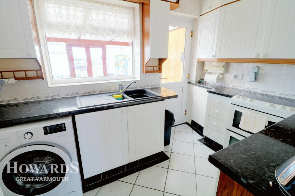 2 bedroom semidetached house for sale in California Avenue, Scratby, NR29