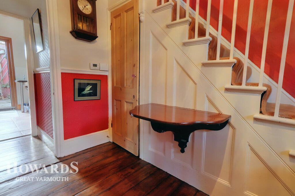 5 bedroom end of terrace house for sale in St Road, Great