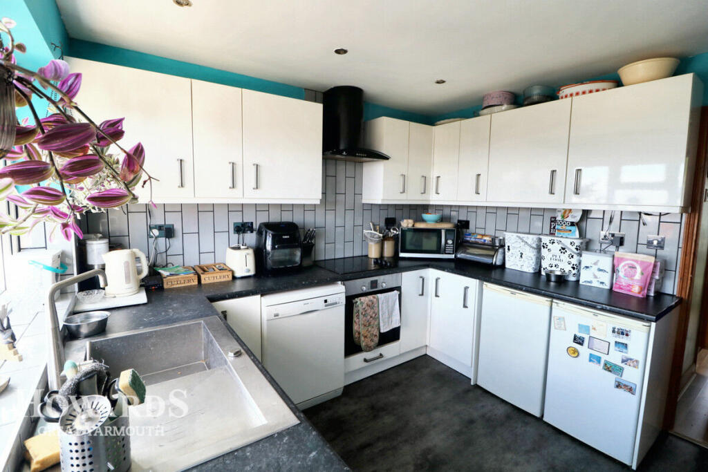 2 bedroom flat for sale in California Avenue, Scratby, NR29