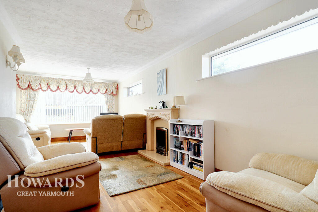 3 bedroom detached bungalow for sale in Manor Road, CaisteronSea, NR30