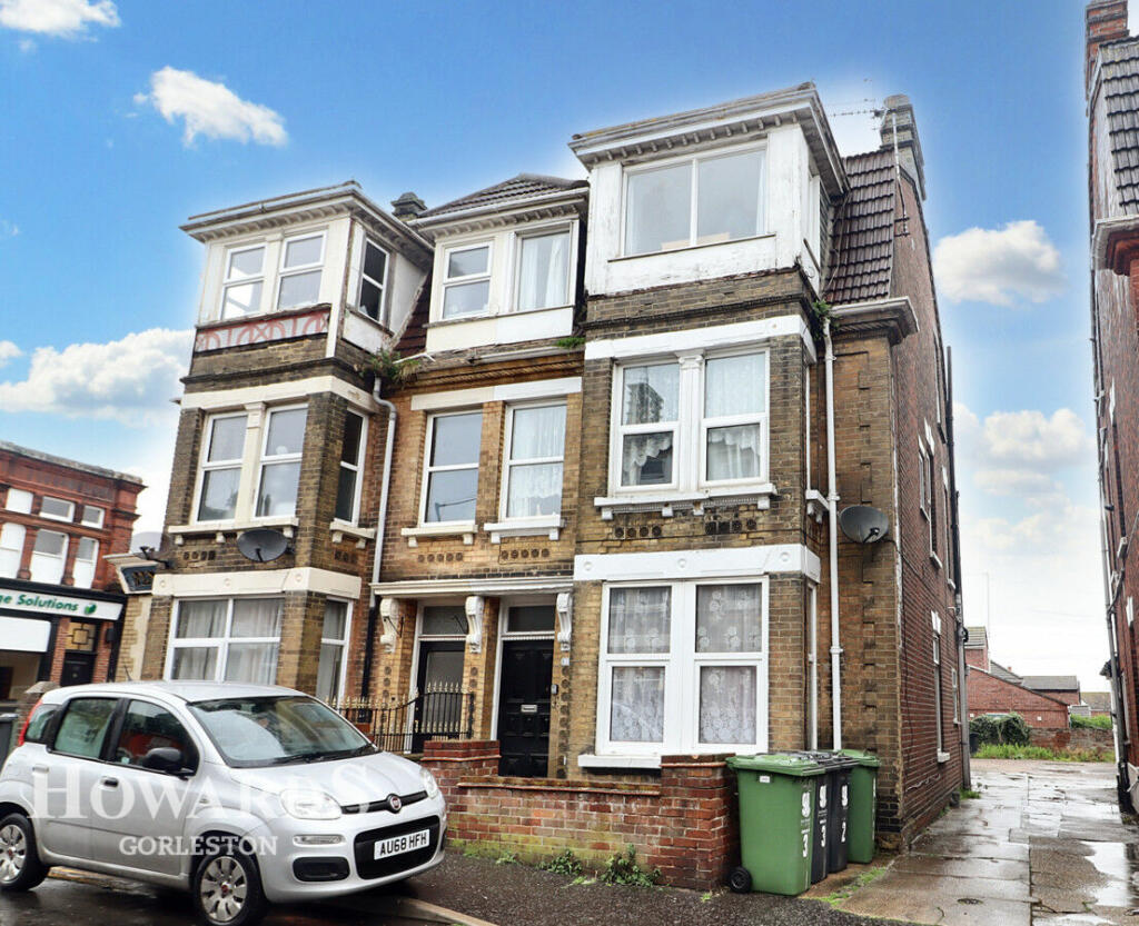 3 bedroom semidetached house for sale in Upper Cliff Road, Gorleston, NR31