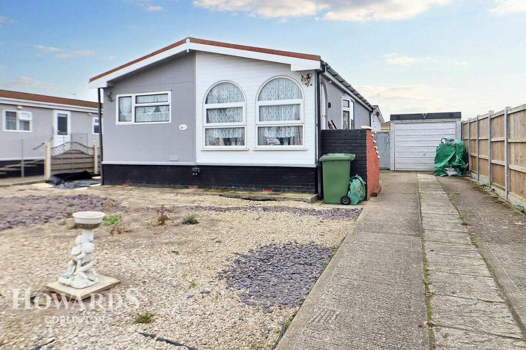 2 bedroom park home for sale in Sunninghill Close, Bradwell, NR31