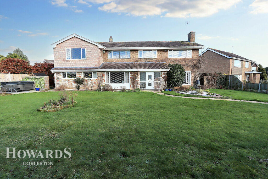 6 bedroom detached house for sale in Lowestoft Road, Gorleston, NR31