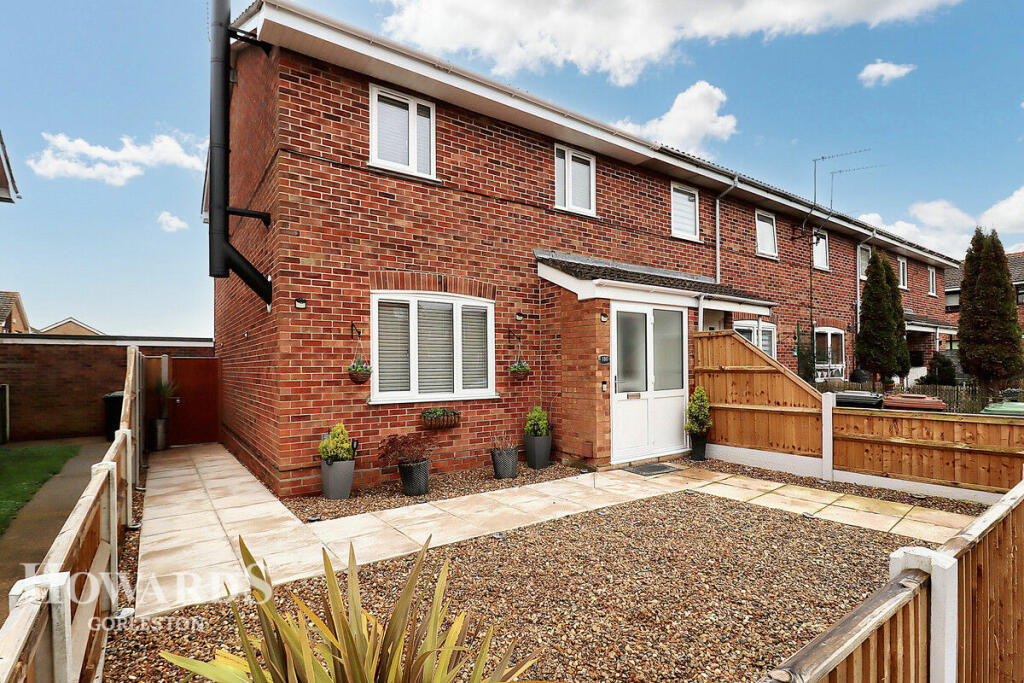 3 bedroom end of terrace house for sale in Kingfisher Close, Bradwell, NR31